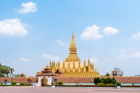 美丽的建筑学在临时那琅勃拉邦寺庙在万象, 老挝