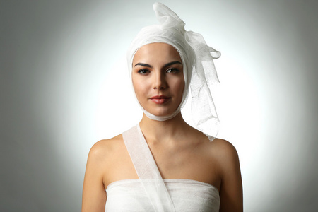 女人用纱布绷带照片