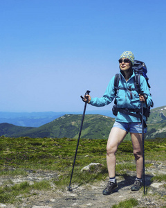 带着背包和帐篷夏天登山活动图片