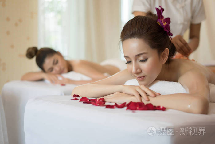年轻美丽的女人与健康按摩的身体在温泉沙龙.美容理念