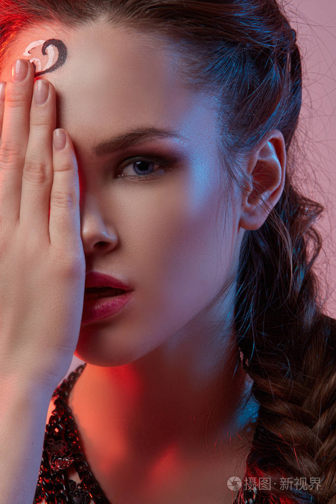 美丽的女孩模型的一个摄影棚里的肖像