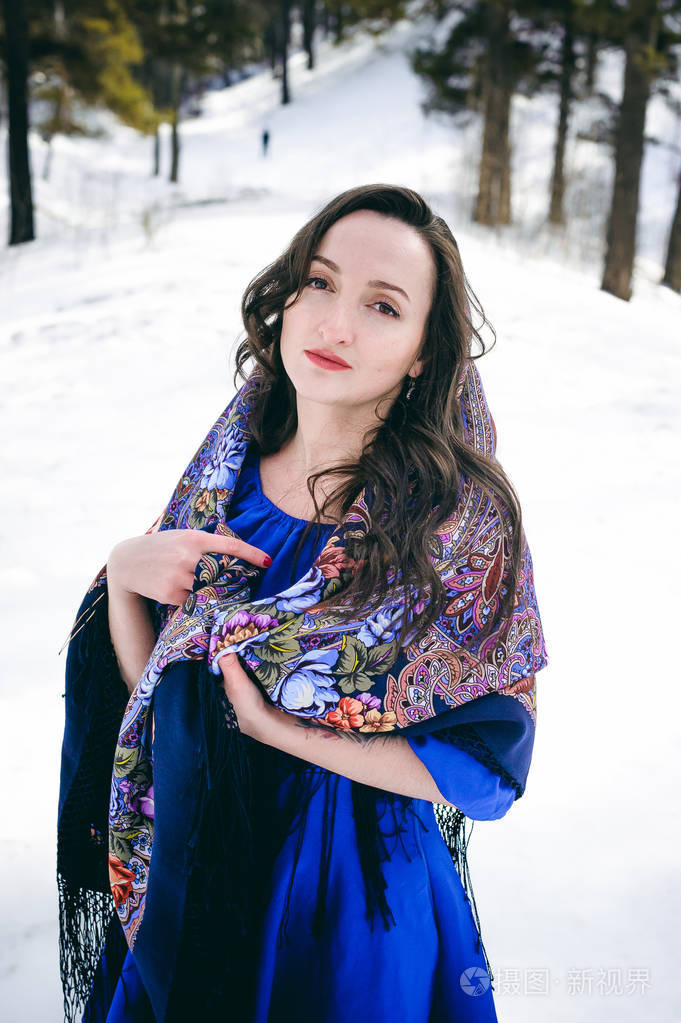 摆在一片树林中在树林中在一个传统的俄罗斯羊毛披肩的开放霜冻空气