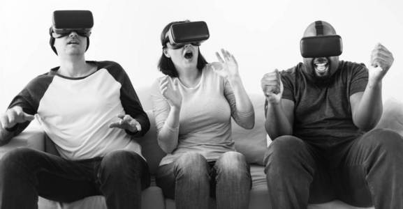一群不同的朋友享受虚拟现实体验