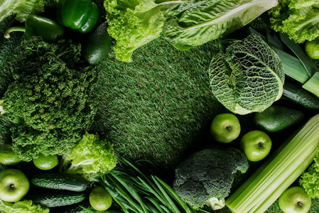 绿色蔬菜和水果在草坪上的最高视野, 健康饮食理念