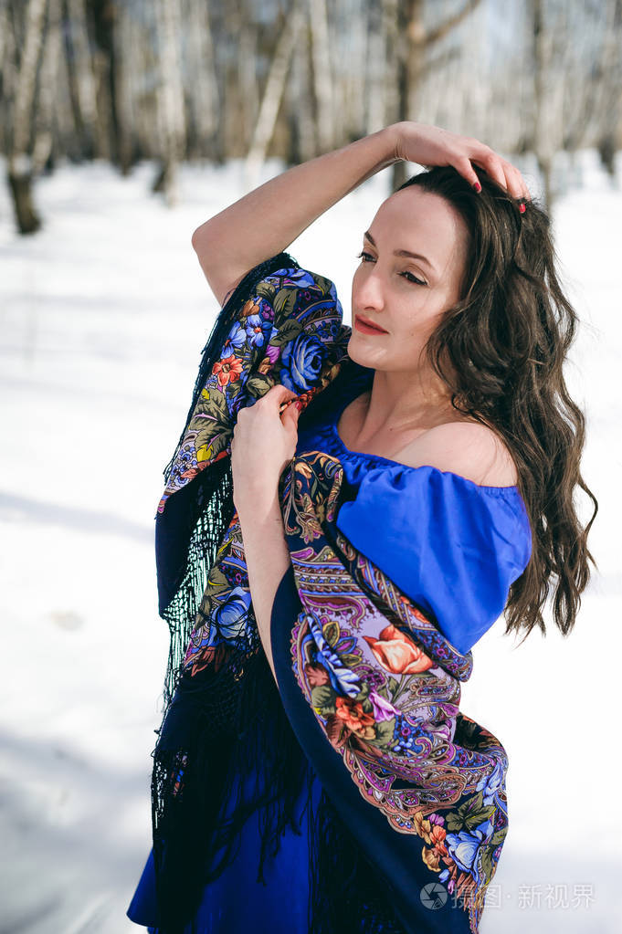 摆在一片树林中在树林中在一个传统的俄罗斯羊毛披肩的开放霜冻空气