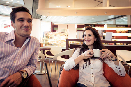 年轻的夫妇，在一家咖啡馆喝咖啡