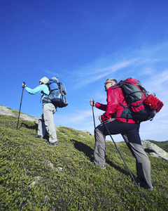 带着背包和帐篷夏天登山活动