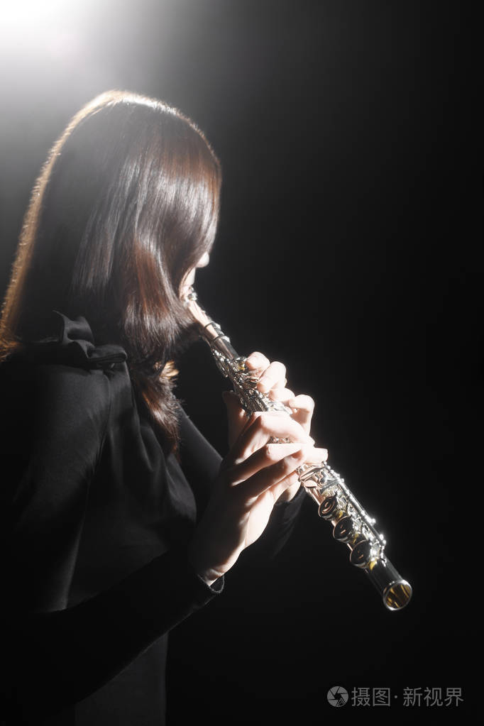 长笛演奏者演奏演奏长笛乐器