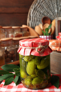 罐子腌的黄瓜 香料与厨具上木制背景