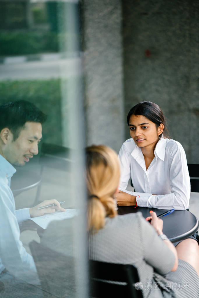并在当天的办公室里与一个不同的面试小组交谈