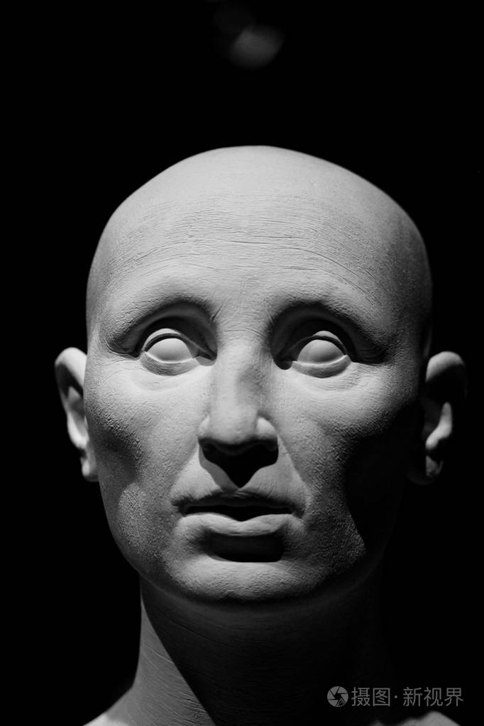 黑色背景下的人类头部特写