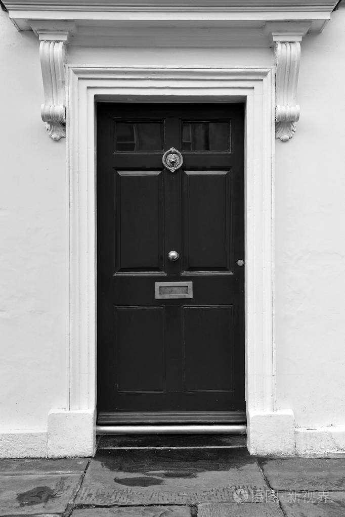 带装饰屋顶的黑房子门