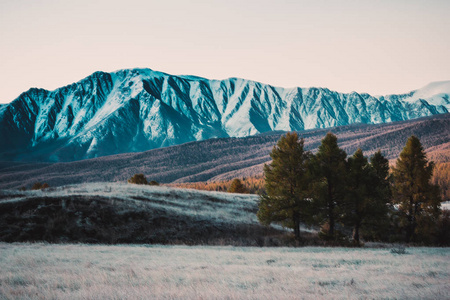美丽的雪山山顶景色。五颜六色的山谷与岩石