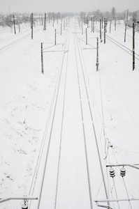 冬天铁路风景, 铁路路轨在雪覆盖的工业国家