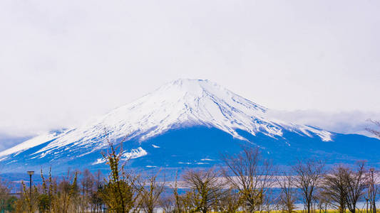 富士山顶上的雪在春天的时候在山中湖