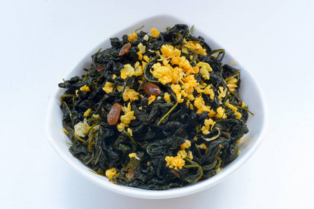 中国传统食品 搅拌炒黄麻叶或 mulukhiyah 叶与大蒜和发酵的大豆豆