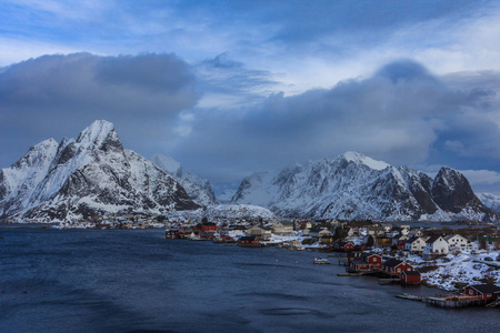罗弗敦海岛的鸟瞰在冬天时间挪威钓鱼 vil