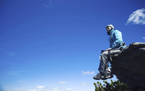 带着背包和帐篷夏天登山活动