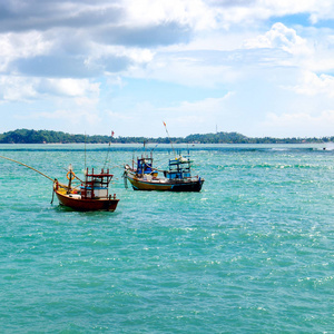 美丽的海景，与渔船上水