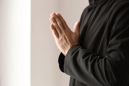 神父向上帝祈祷照片