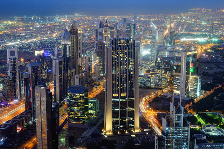 迪拜世界贸易中心的摩天大楼的空中夜景