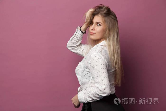 上粉红色背景年轻美丽的白种女人的画像照片 正版商用图片0o36xo 摄图新视界 上粉红色背景年轻美丽的白种女人的画像照片 正版商用图片0o36xo 摄图新视界