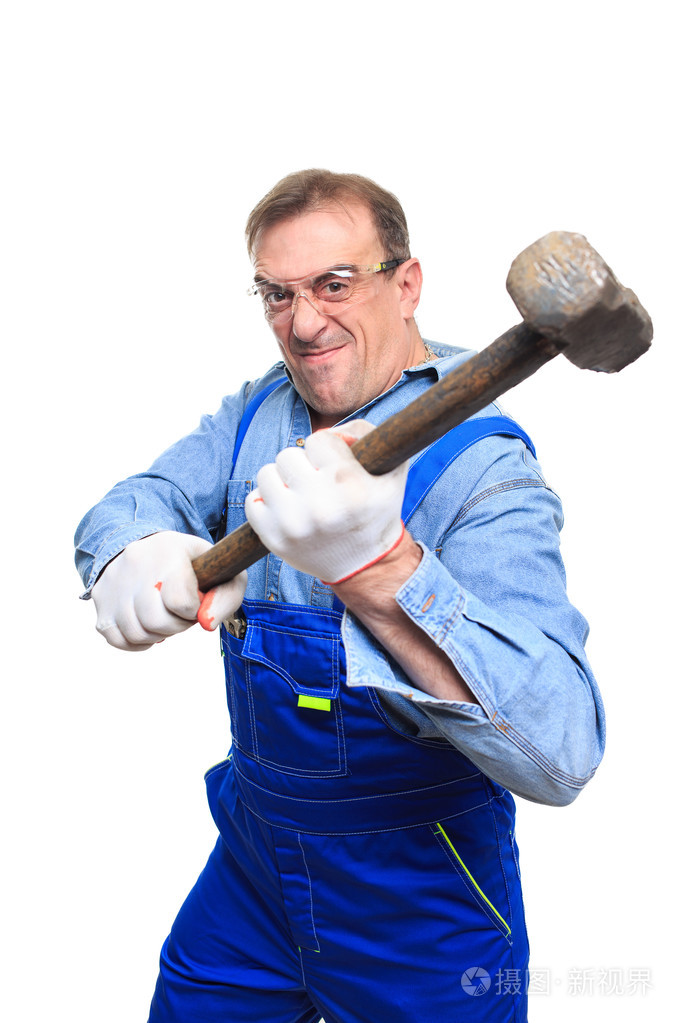 在防护眼镜用一把锤子的残酷工人白色背景上孤立