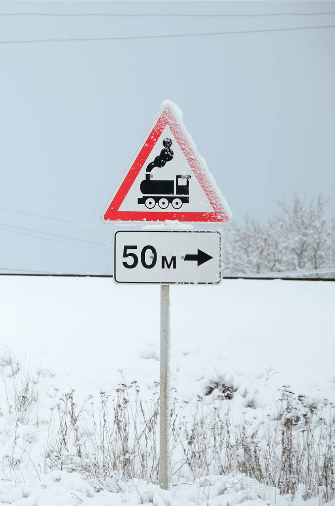 无障碍物的铁路道口.