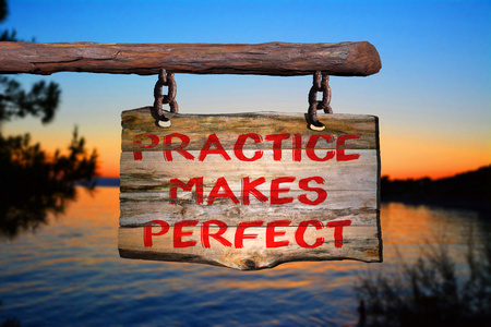Praktice 使完美的励志短语标志