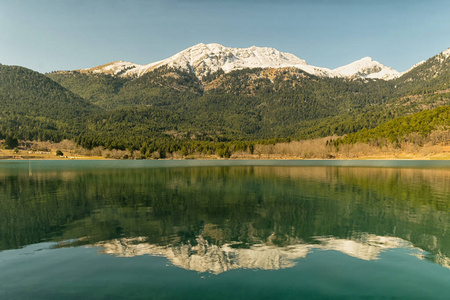 希腊 Peloponnese 湖 Doxa。美丽的旅游胜地