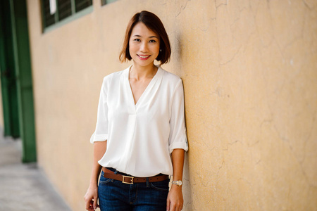 快乐地在新加坡城市旅行美丽的亚洲女人微笑着在新加坡旅行一位年轻的