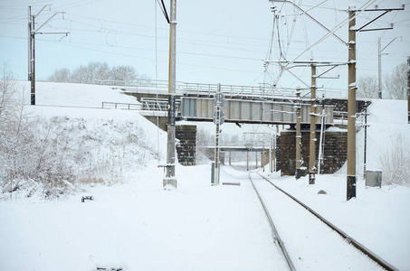 冬天铁路风景, 铁路路轨在雪覆盖的工业国家