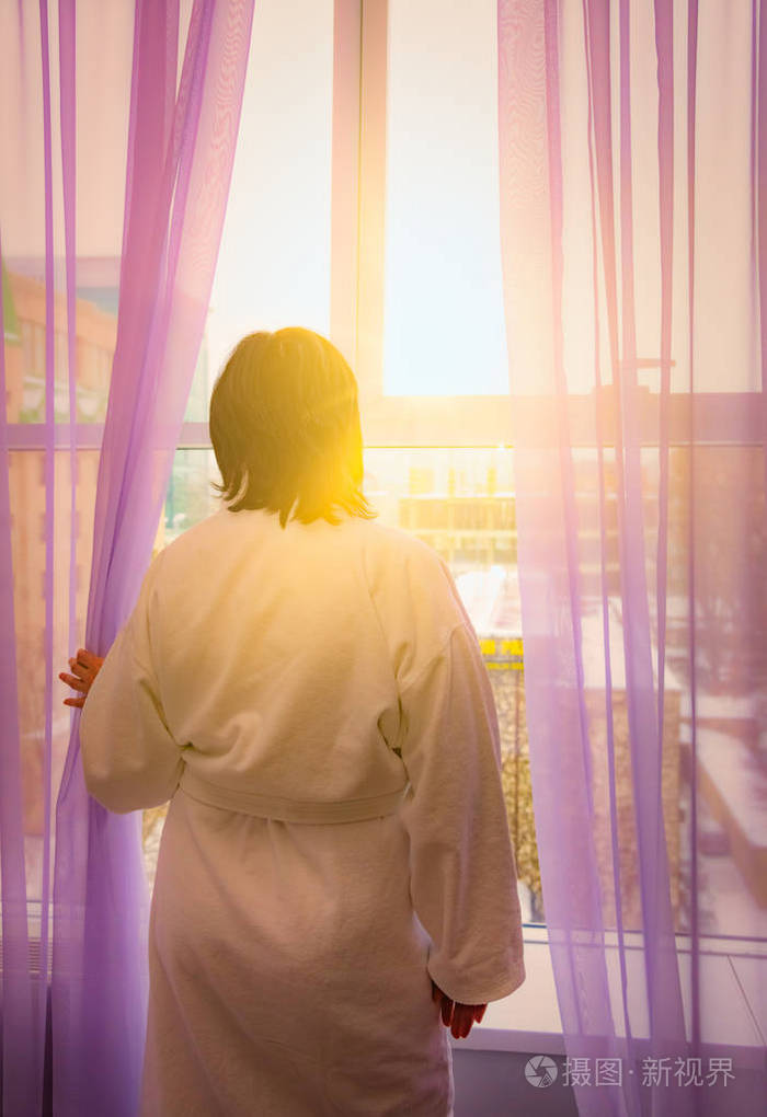妇女在窗口阳光下