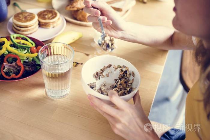 一群不同的女人一起吃早餐