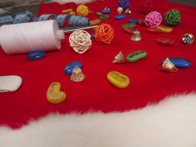 圣诞缝纫静物包括面料和工艺用品用于创建节日装饰及装饰品