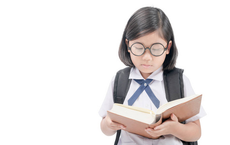 学生穿着制服戴眼镜看书
