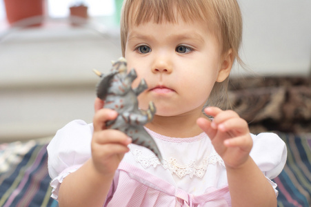 小女孩玩恐龙玩具