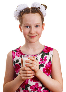漂亮的小孩女孩拿着杯牛奶，在白色背景上孤立