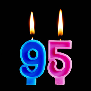 燃烧生日蜡烛的形式95九十五图为蛋糕隔离在黑色背景。庆祝生日周年纪念日重要日期节日的概念