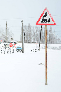 无屏障的铁路道口在雪冬季有很多警示标志