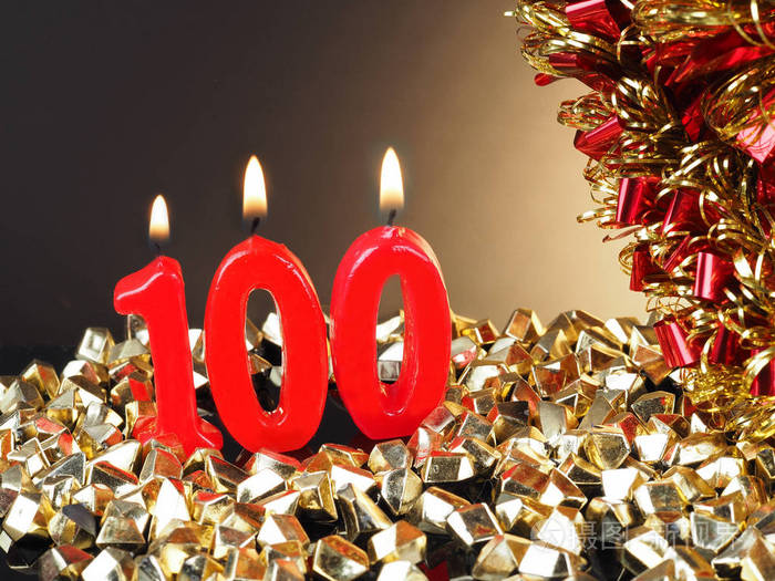 生日纪念日蜡烛显示nr100点燃的红色蜡烛好为周年纪念或生日背景