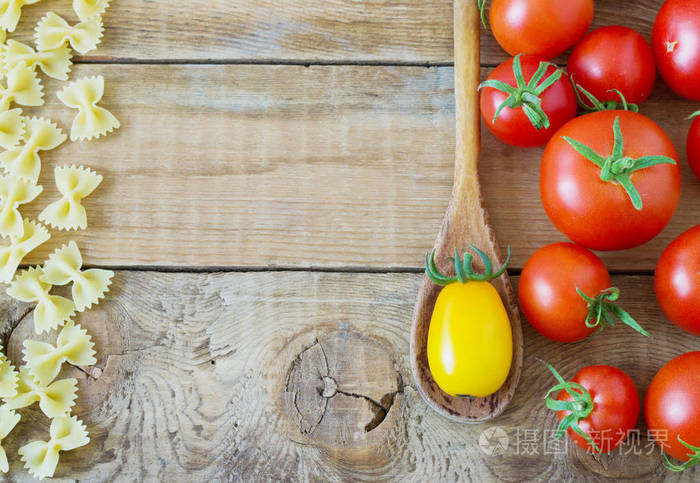 美丽可口的意大利面食, 西红柿的彩色图案。顶部视图。抽象。食品概念