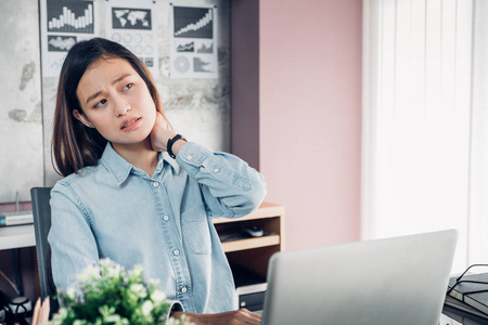 长时间的姿势办公室综合症, 亚洲设计师颈部疼痛工作时, 使用手 c照片