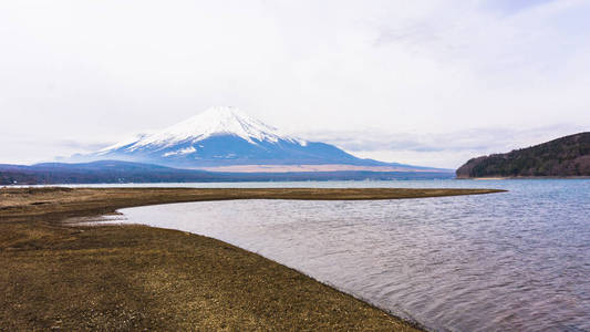 富士山顶上的雪在春天在  忍野八夜时间