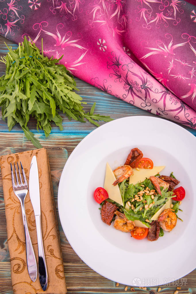 芝麻菜虎虾沙拉配奶油和奶酪干酪