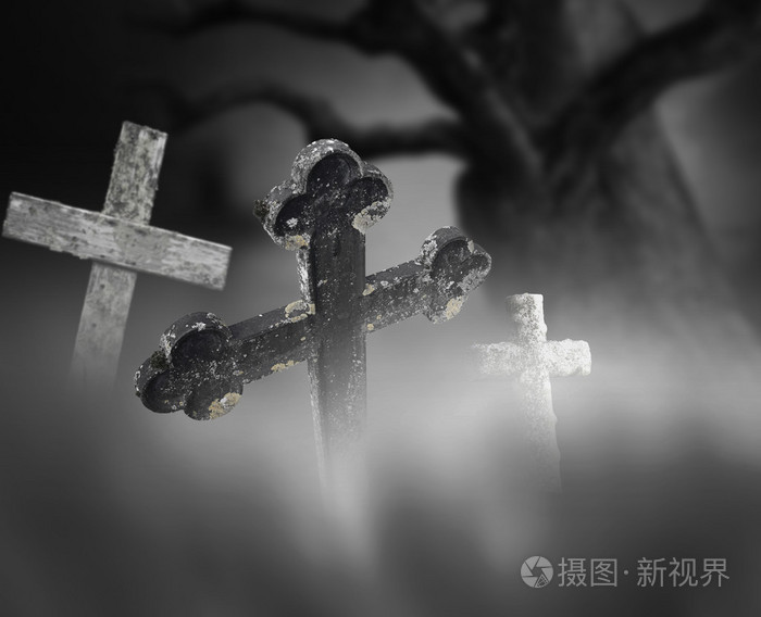 在公墓的古代十字架