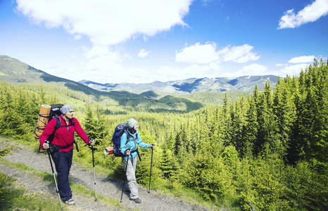 带着背包和帐篷夏天登山活动