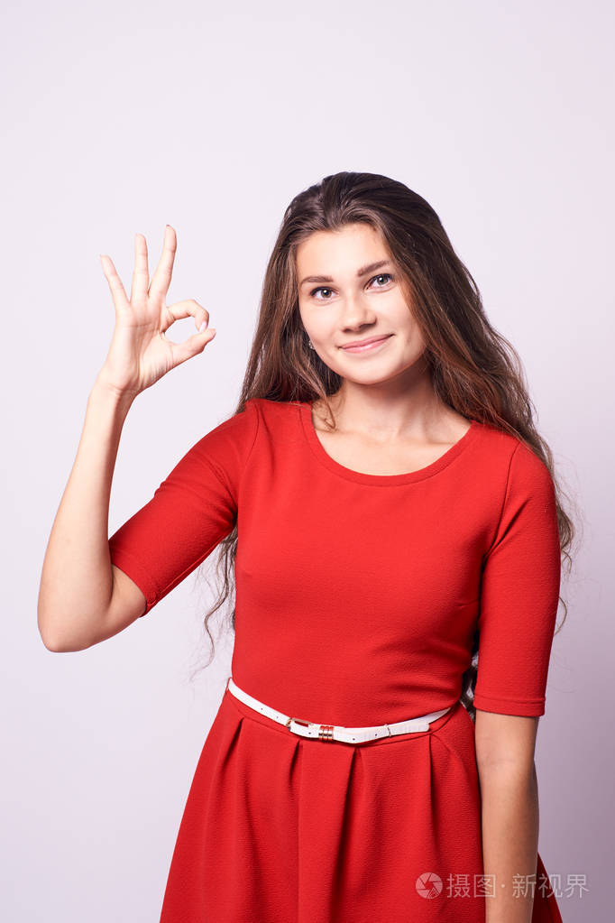 漂亮女孩手势同意肖像黑发白色backgr