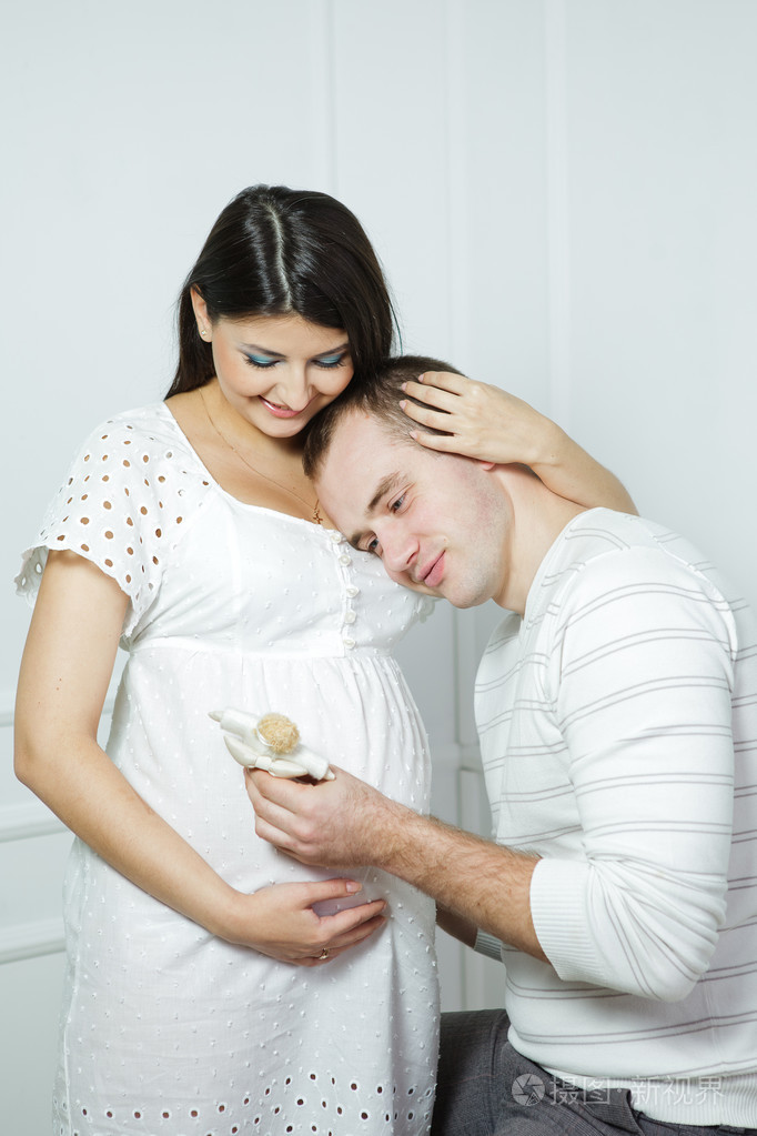 可爱的年轻怀孕夫妇
