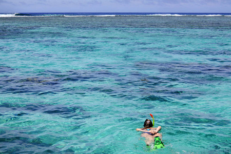 妇女浮潜单独在拉罗通加库克群岛